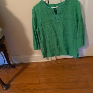 Ladies nice top says size 16 runs smaller